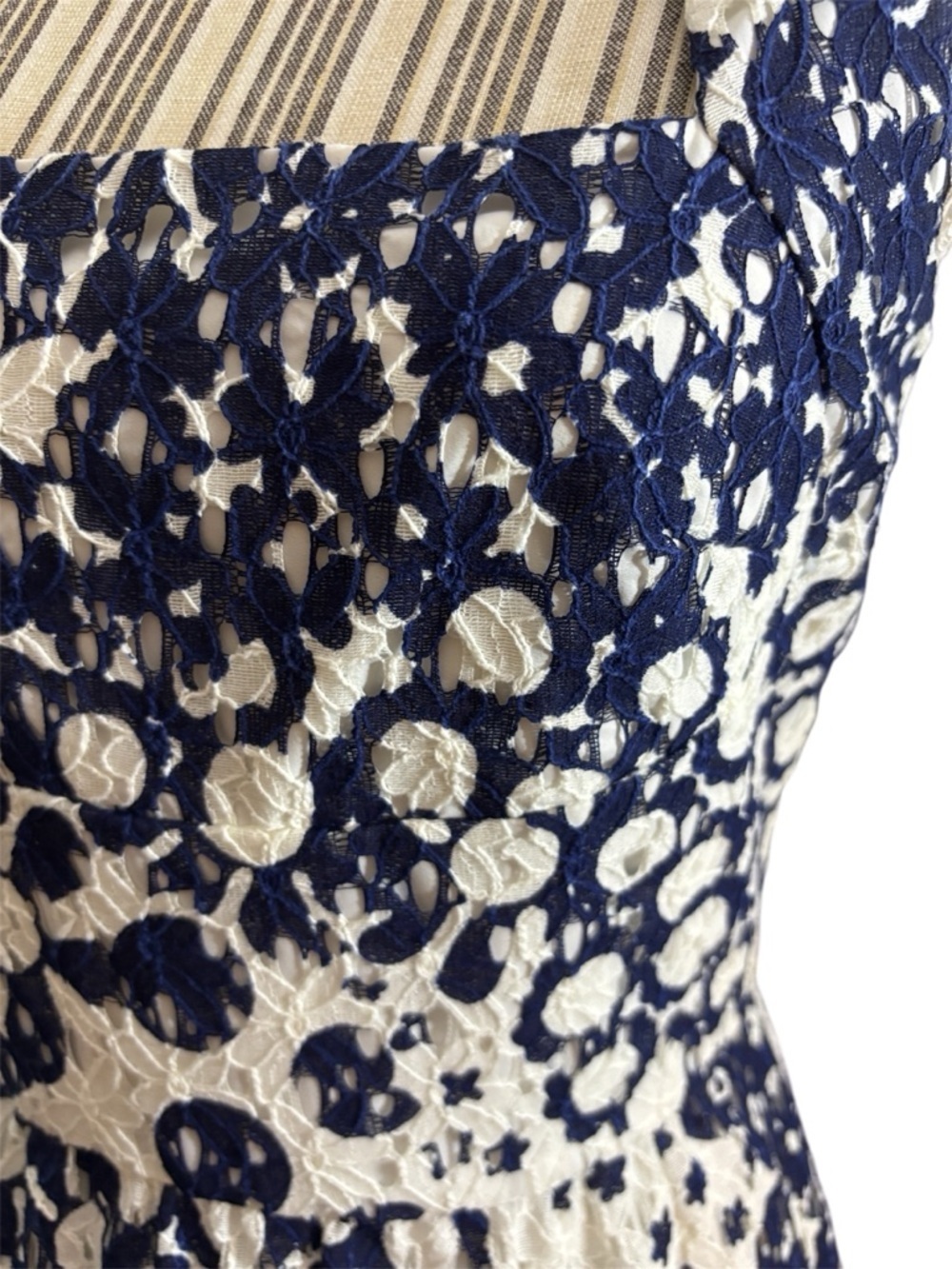 Trina Turk Navy White Lace Sheath Dress Size 6 Sleeveless Square Neck - Picture 6 of 7